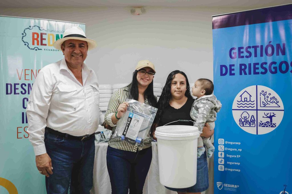 El concejal Manuel Romero y la vicealcaldesa Blanca López participaron en la entrega de los filtros de agua. 