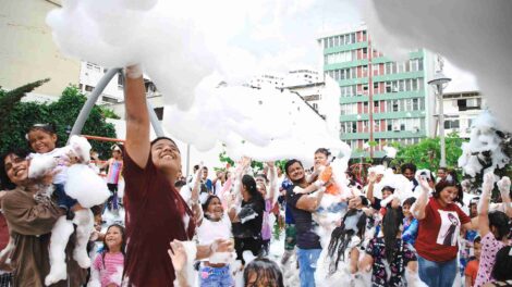 Niños y adultos disfrutan de la fiesta de espuma en la calle Panamá.