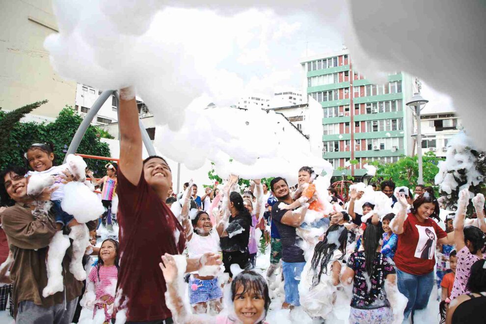 Niños y adultos disfrutan de la fiesta de espuma en la calle Panamá.