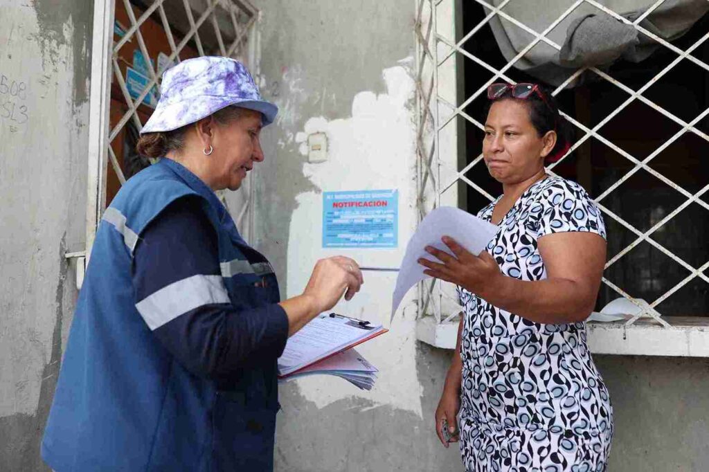 Personal municipal acudió directamente a los hogares de los beneficiarios de la legalización. 