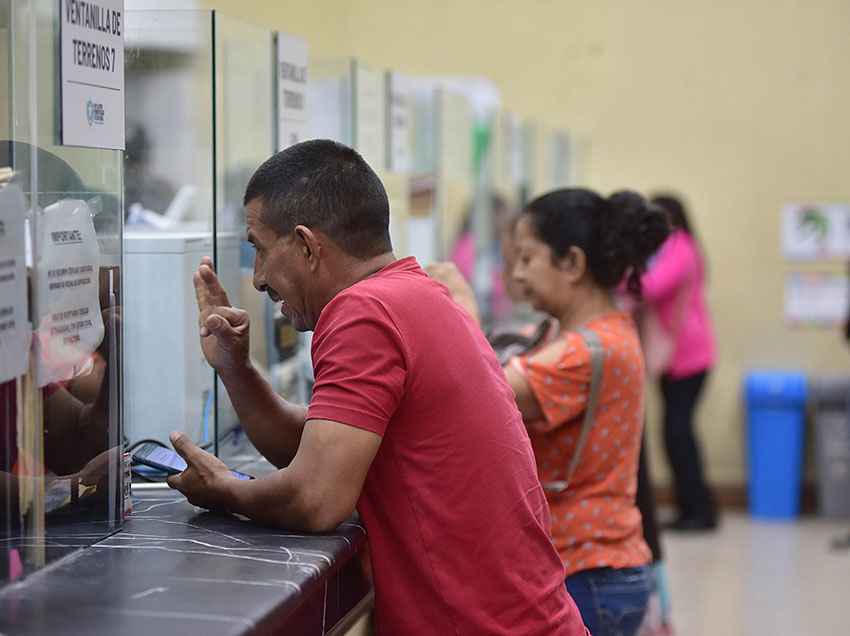 Los habitantes de la cooperativas Ciudad de Dios realizan el trámite de legalización de predios.