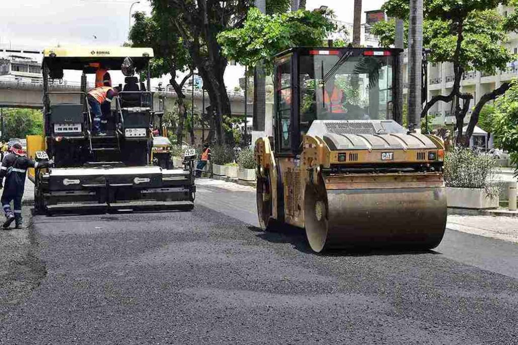 Maquinaria municipal trabaja en la remoción completa del asfalto deteriorado. 