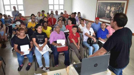 Representantes de la empresa Biofabrik brindaron la charla a los moradores del Suburbio Oeste.