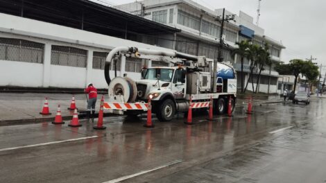 Un hidrocleaner atienen una emergencia por acumulación de agua en el sur de la ciudad.