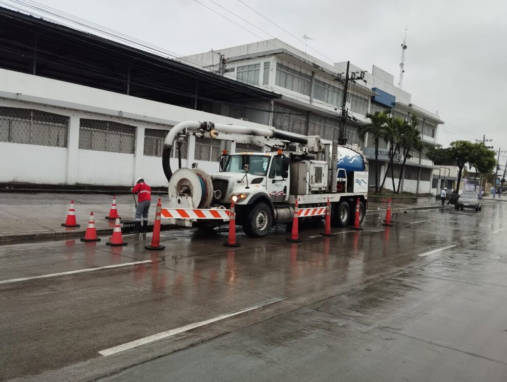 Un hidrocleaner atienen una emergencia por acumulación de agua en el sur de la ciudad.