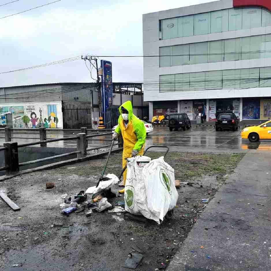 Personal de Urvaseo limpió las aceras para evitar que la basura pate las alcantarillas y sumideros. 