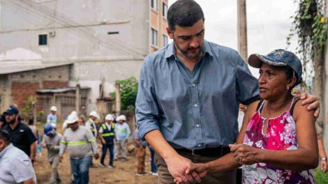 El alcalde Aquiles Alvarez saluda a una moradora del sector San Ignacio de Loyola.