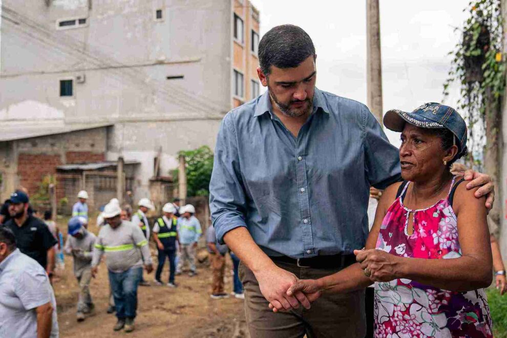 El alcalde Aquiles Alvarez saluda a una moradora del sector San Ignacio de Loyola.