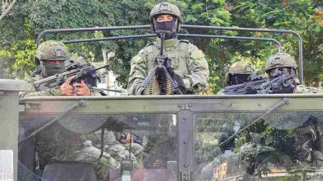 Una grupo de militares patrulla en las calles de Guayaquil.