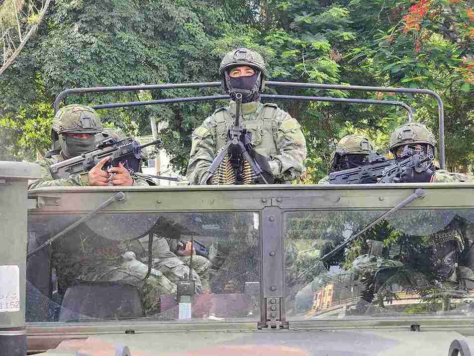 Una grupo de militares patrulla en las calles de Guayaquil.