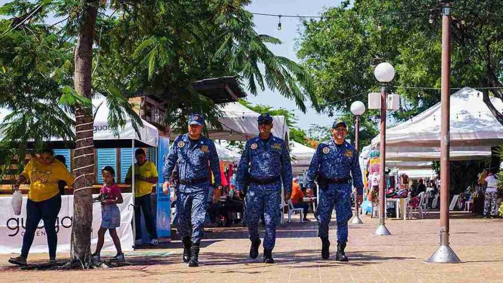 Agentes de Control Municipal brindaron seguridad a los comerciantes y a los asistentes a la feria. 