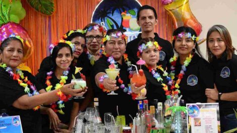 Un grupo de alumnos muestra los cocteles que prepararon.