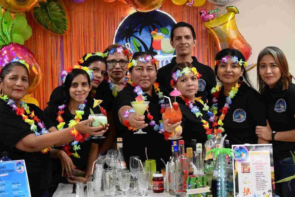 Un grupo de alumnos muestra los cocteles que prepararon.