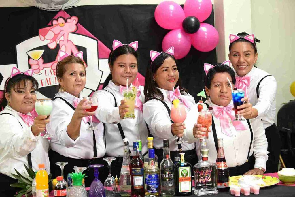 Un grupo de mujeres expone los cocteles que prepararon para cerrar el curso. 