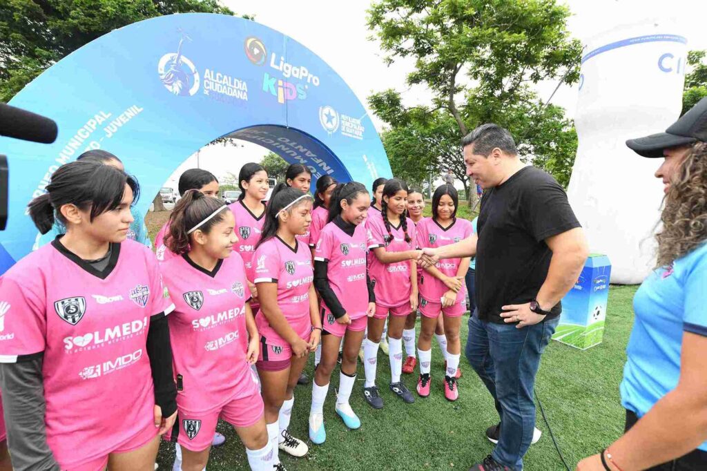 El director de deportes del Municipio de Guayaquil, Carlos Morán, saluda a uno de los equipos femeninos que disputa el torneo. 