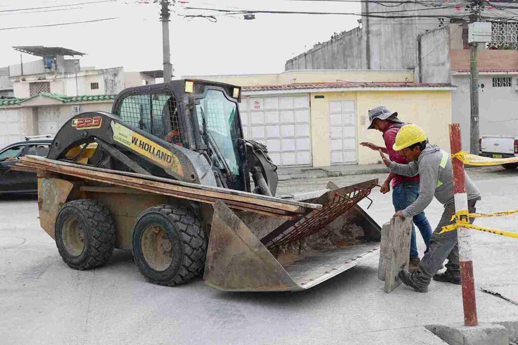 Obreros trabajan en el mejoramiento del sistema de aguas lluvia de la zona. 