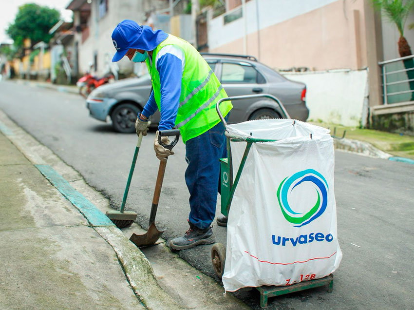 Urvaseo limpió las calles del barrio y recogió basura.