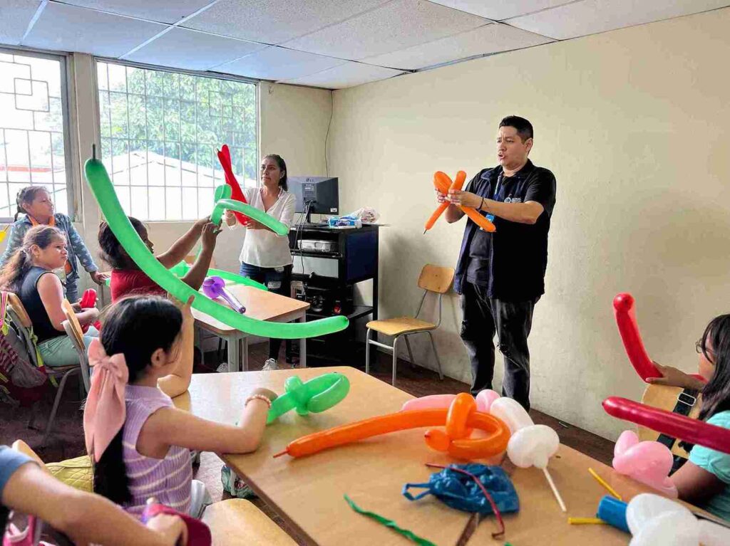 Un grupo de niños aprende a realizar globoformas. 