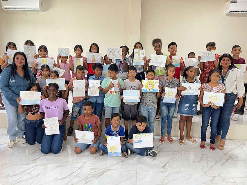 Los pequeños artistas muestran con orgullo sus dibujos tras la jornada creativa.