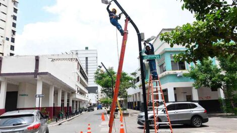 La Alcaldía de Guayaquil realiza cambios de luminarias en zonas comerciales y turísticas de la ciudad.