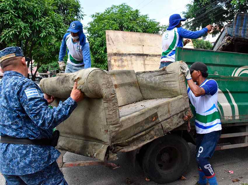 Personal municipal evacua un mueble en mal estado que estaba en la vía pública. 