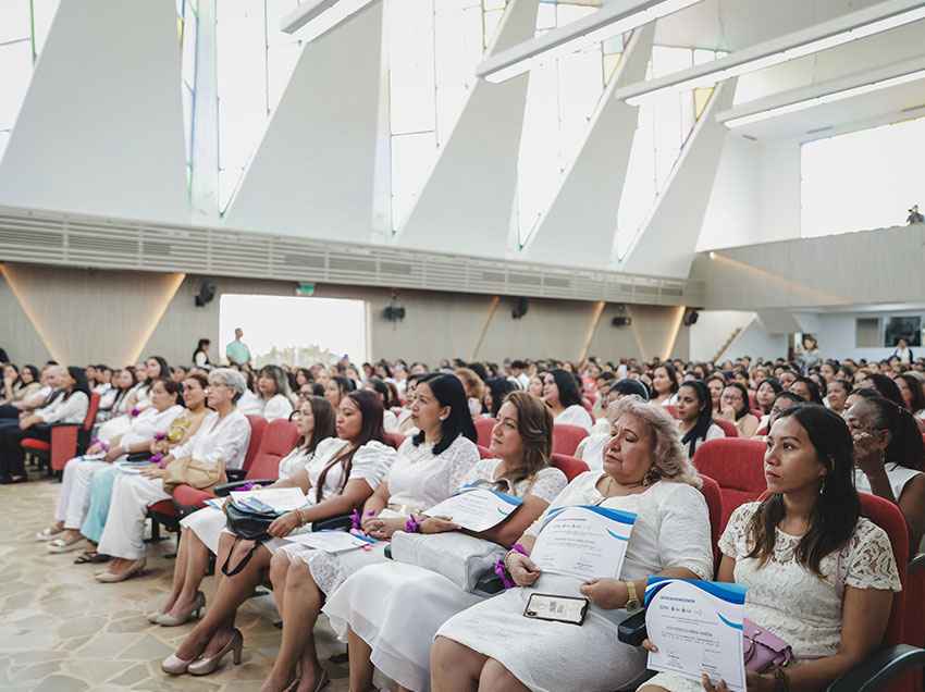 Las mujeres durante la emotiva ceremonia de graduación.