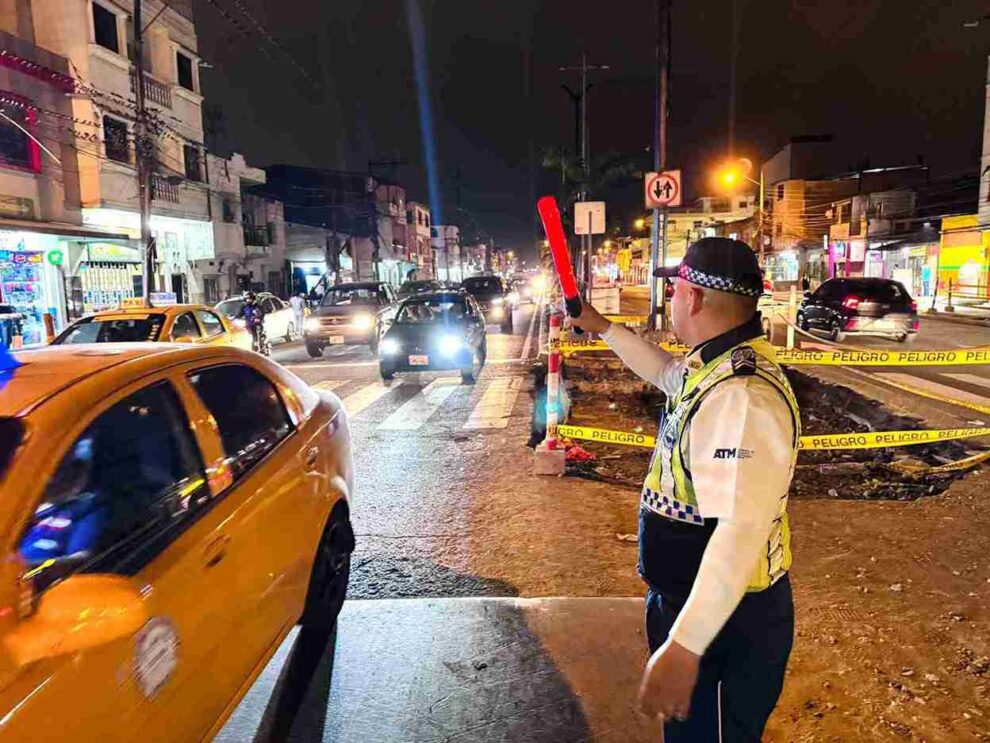 Un agente de la ATM dirige el tránsito durante los apagones que se registran en Guayaquil.