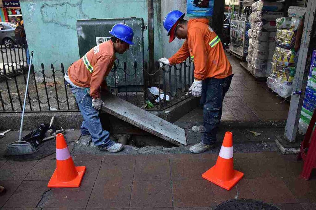 Personal municipal realiza el cambio de una tapa de hormigón en un sumidero del sector la Bahía. 