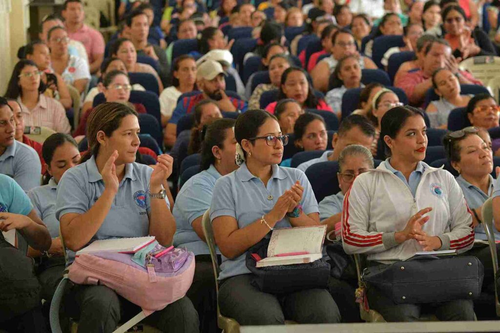 Los docentes reciben capacitaciones para mejorar sus habilidades pedagógicas. 