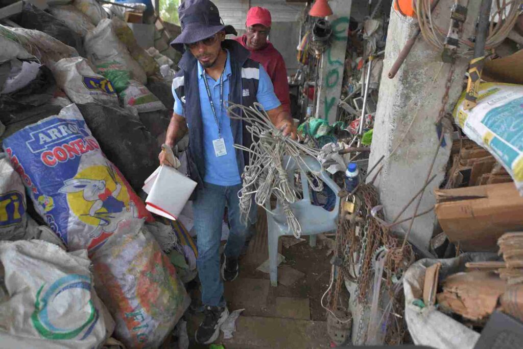 En el operativo se encontraron cables de alumbrado público con cobre, un metal frecuentemente vendido en recicladoras.