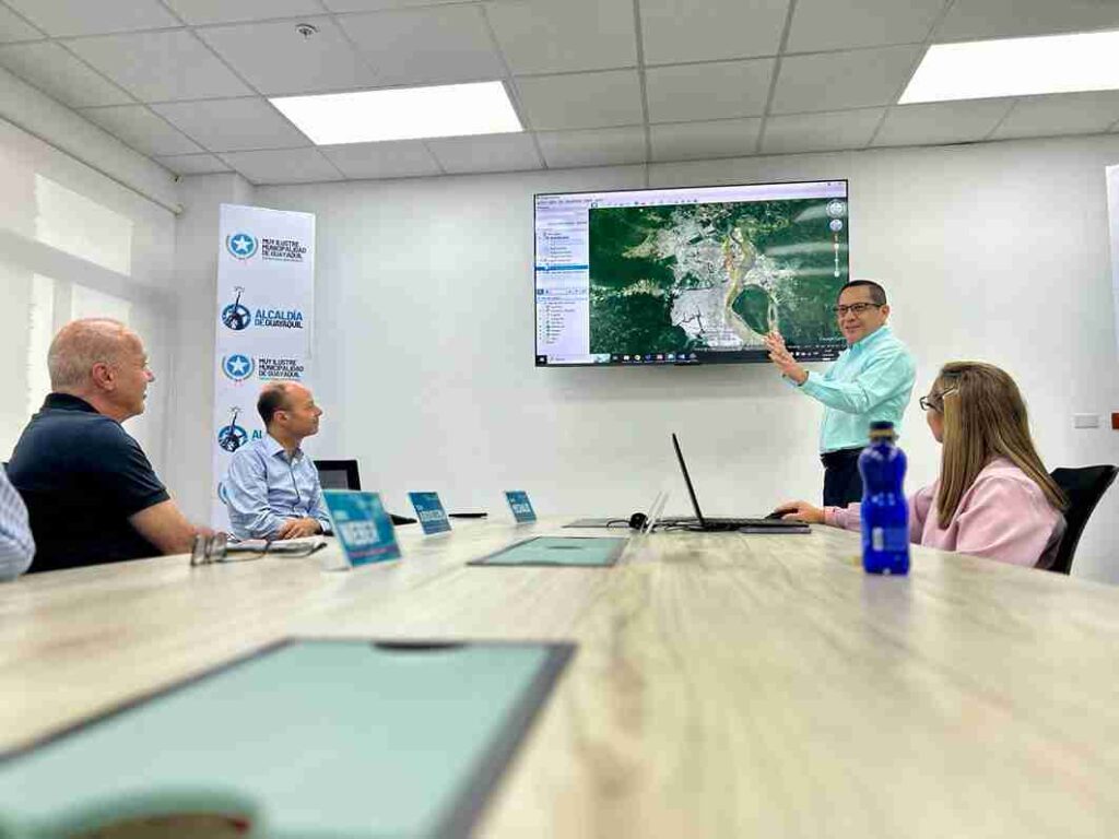 Mario García, gerente de EMAPAG EP, explicó los antecedentes de la planta de Las Esclusas y los avances en la construcción de la nueva planta Los Merinos. 