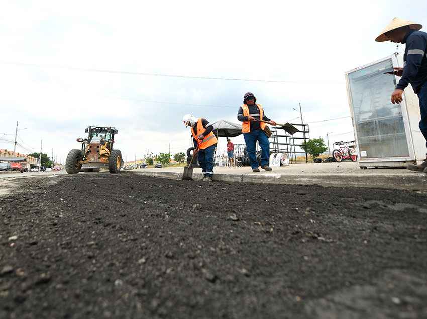 La Dirección de Obras Públicas del Municipio de Guayaquil intervención en la avenida principal del sector Mi Lote.