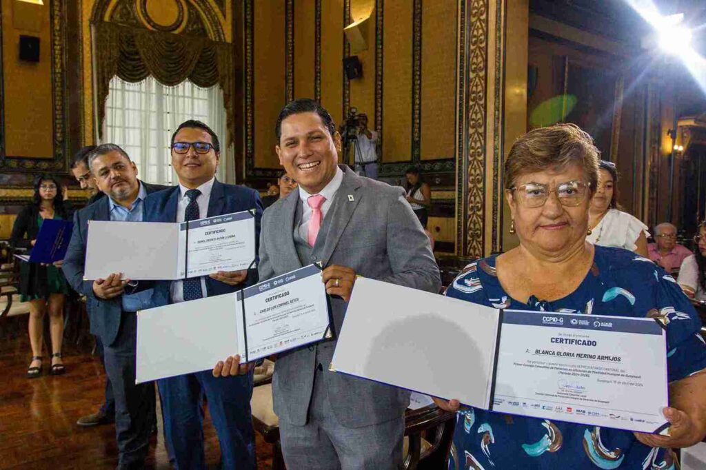 Los integrantes del Consejo recibieron certificados de parte de la Alcaldía de Guayaquil. 