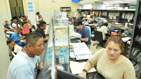 Moradores de la cooperativa Ciudad de Dios acudieron a las oficinas municipales.