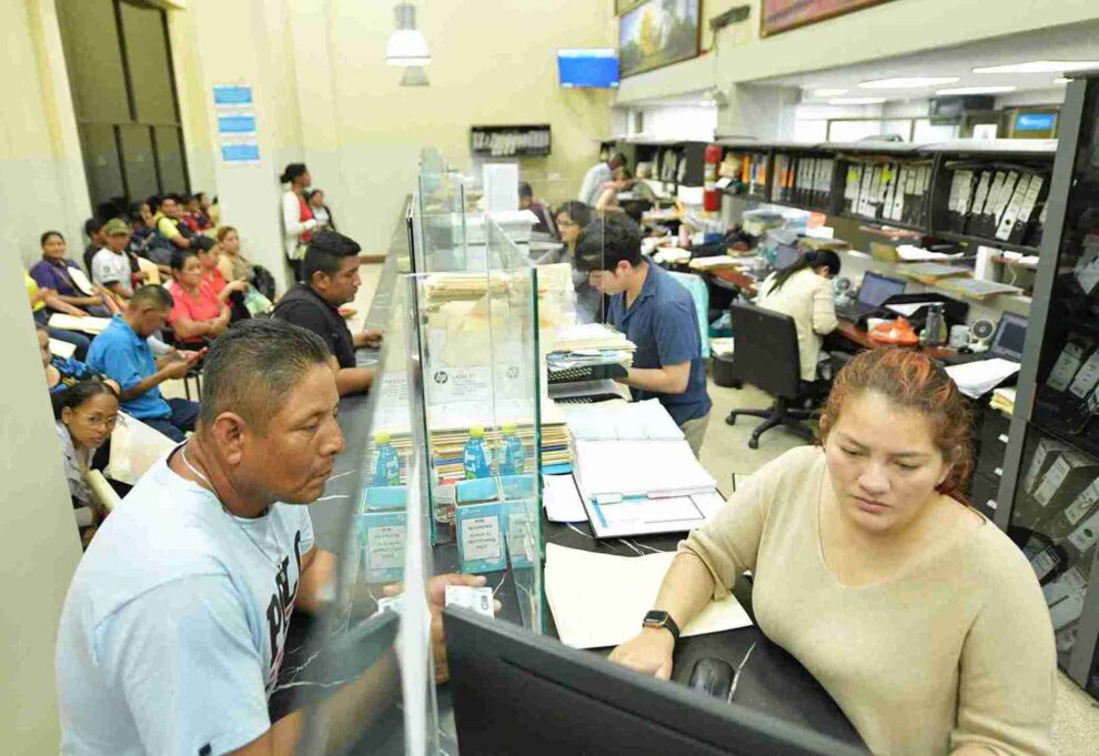 Moradores de la cooperativa Ciudad de Dios acudieron a las oficinas municipales.