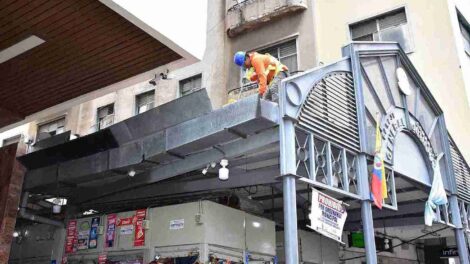 Personal municipal repara el techo de los locales de la Bahía.