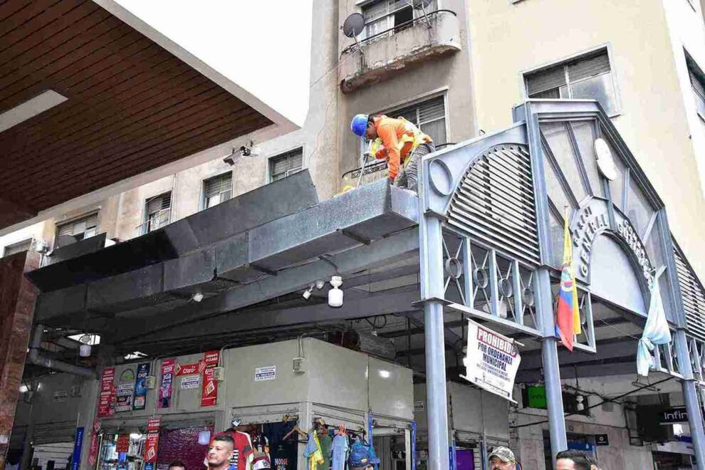 Personal municipal repara el techo de los locales de la Bahía.