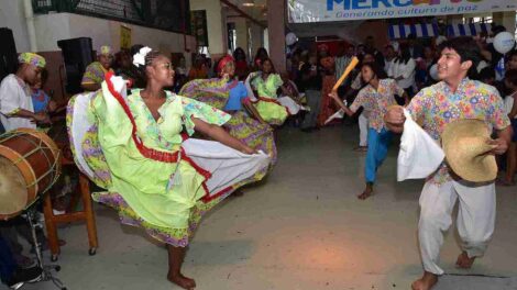 El grupo de marimba Reviviendo los Tambores se presentó.