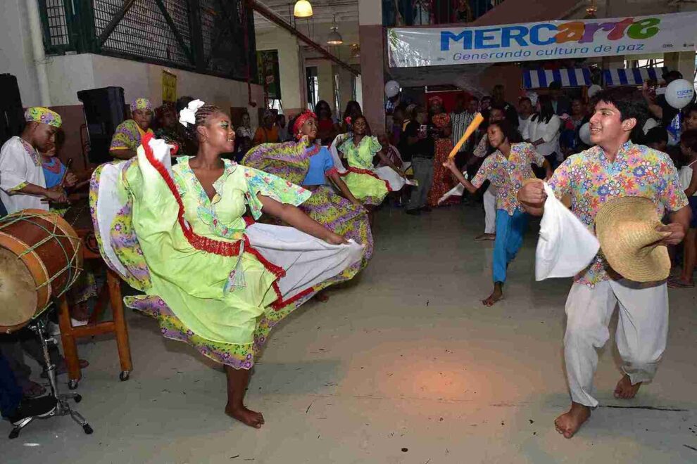 El grupo de marimba Reviviendo los Tambores se presentó.