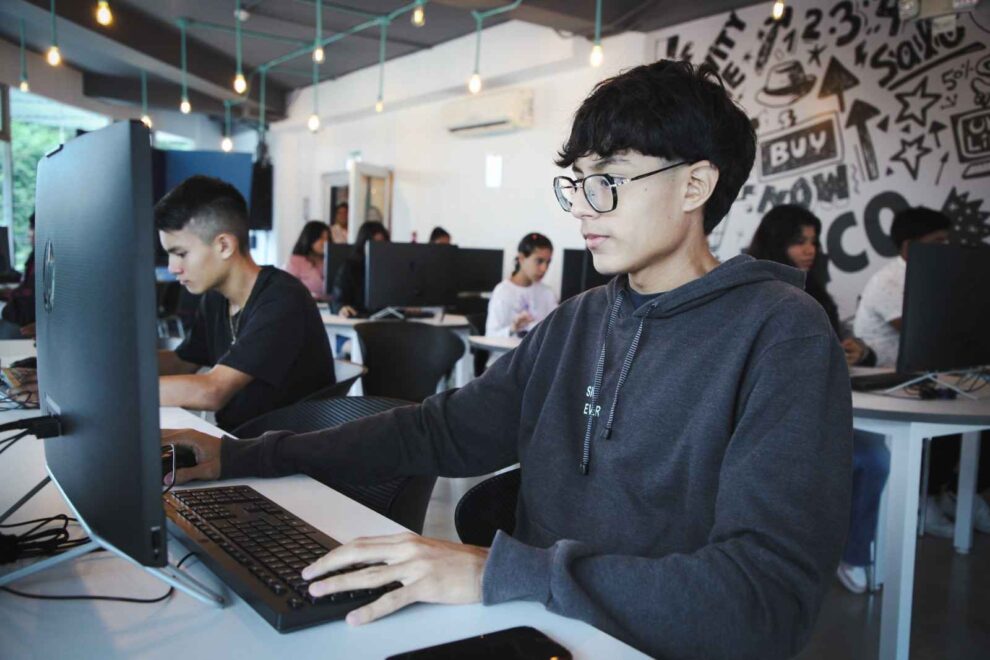 Un joven participa en uno de los talleres.