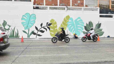 El mural mide 30 metros de ancho por 3 metros de alto y está ubicado en la Av. Juan Tanca Marengo.