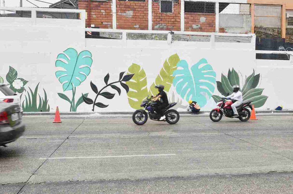 El mural mide 30 metros de ancho por 3 metros de alto y está ubicado en la Av. Juan Tanca Marengo.