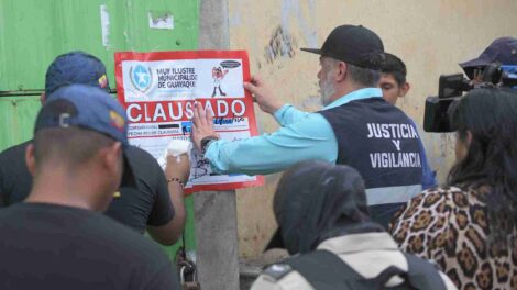 Personal de la Dirección de Justicia y Vigilancia del Municipio de Guayaquil coloca el sello de clausura a una de las recicladoras.