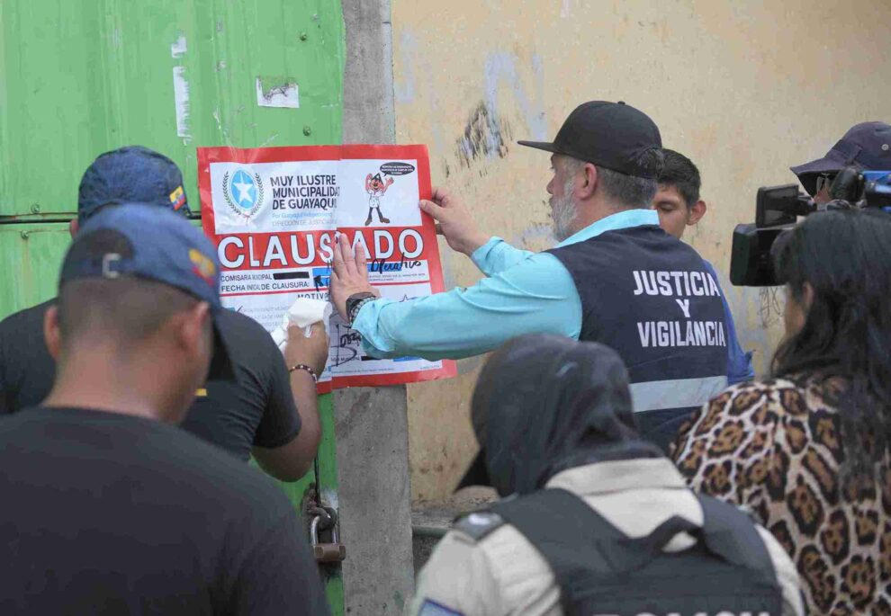 Personal de la Dirección de Justicia y Vigilancia del Municipio de Guayaquil coloca el sello de clausura a una de las recicladoras.