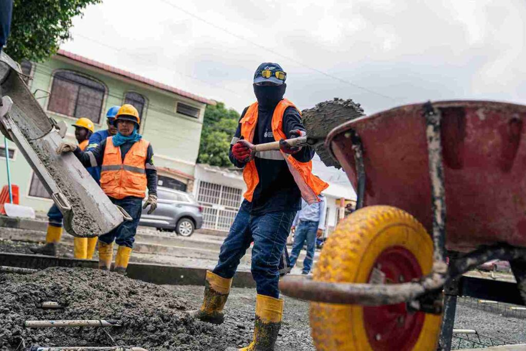 Las cuadrillas trabajan en varios frentes para entregar la obra lo más pronto posible. 