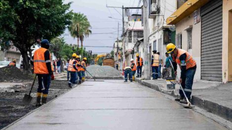 Una cuadrilla de trabajadores municipales realiza la pavimentación de las calles del sector Sauces 4.