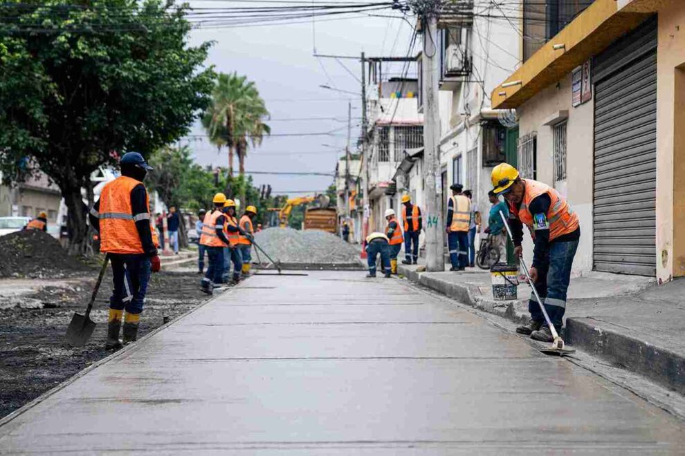 Una cuadrilla de trabajadores municipales realiza la pavimentación de las calles del sector Sauces 4.