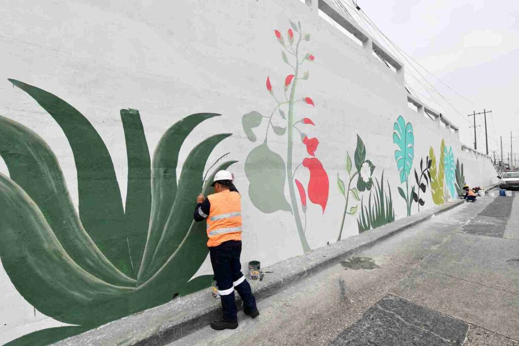 Los pintores dan forma al diseño que celebra la flora y la fauna de Guayaquil. 