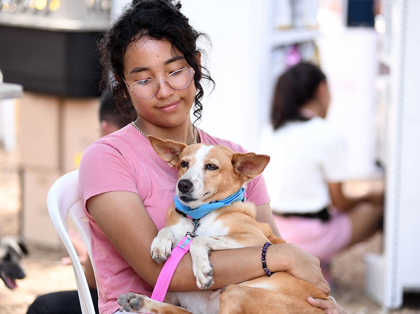 Una ciudadana posa con su animal de compañía adoptado. 