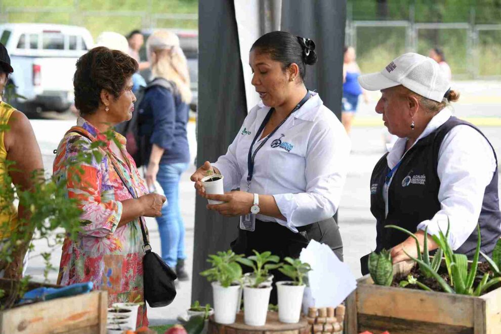 La agricultura urbana se promovió en la Terminal de Transferencia de Víveres.